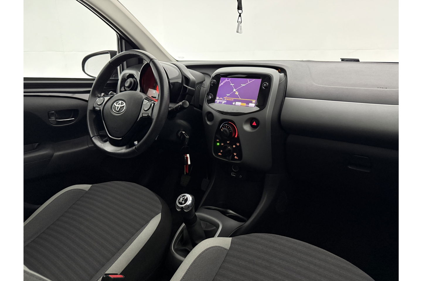 Toyota Aygo 1.0 VVT-i x-play Airco LED Cruise Camera Navigatie Elektrpakket