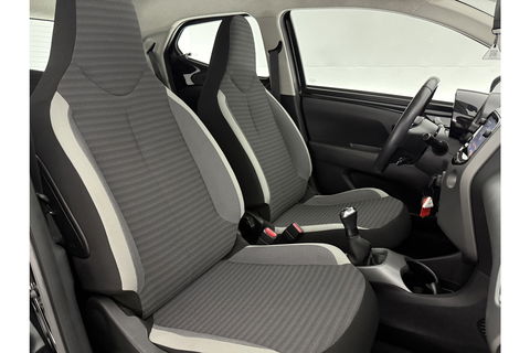 Toyota Aygo 1.0 VVT-i x-play Airco LED Cruise Camera Navigatie Elektrpakket