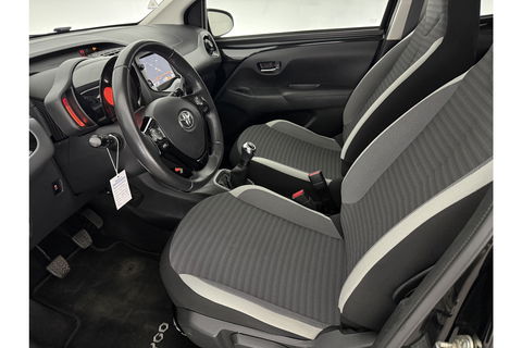 Toyota Aygo 1.0 VVT-i x-play Airco LED Cruise Camera Navigatie Elektrpakket