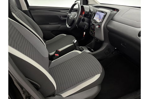 Toyota Aygo 1.0 VVT-i x-play Airco LED Cruise Camera Navigatie Elektrpakket