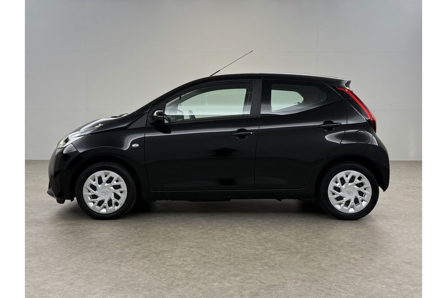 Toyota Aygo 1.0 VVT-i x-play Airco LED Cruise Camera Navigatie Elektrpakket