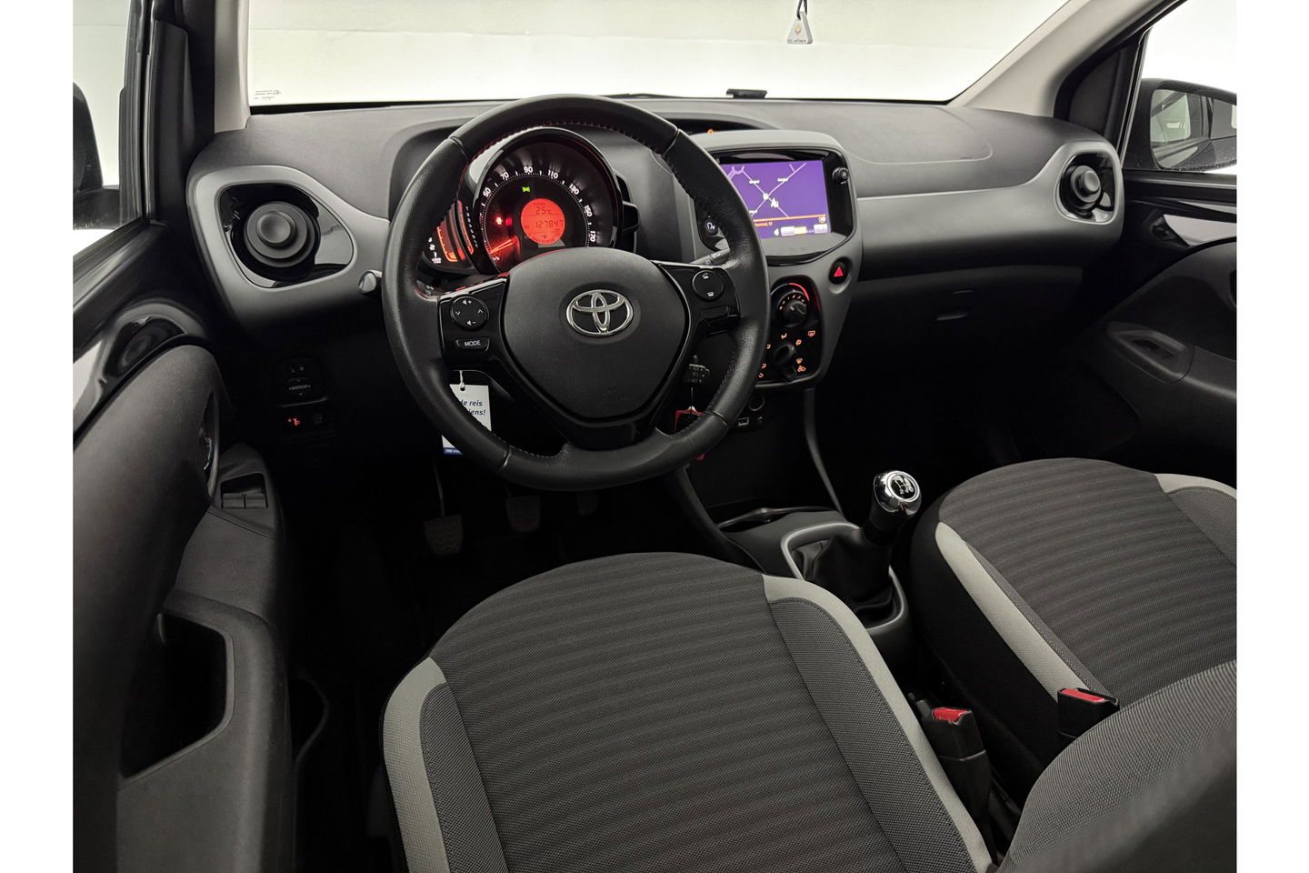 Toyota Aygo 1.0 VVT-i x-play Airco LED Cruise Camera Navigatie Elektrpakket