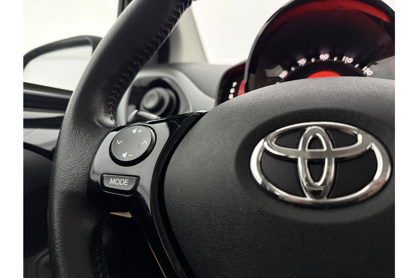 Toyota Aygo 1.0 VVT-i x-play Airco LED Cruise Camera Navigatie Elektrpakket