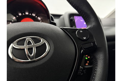 Toyota Aygo 1.0 VVT-i x-play Airco LED Cruise Camera Navigatie Elektrpakket