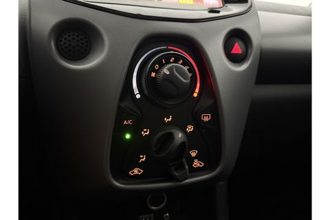 Toyota Aygo 1.0 VVT-i x-play Airco LED Cruise Camera Navigatie Elektrpakket