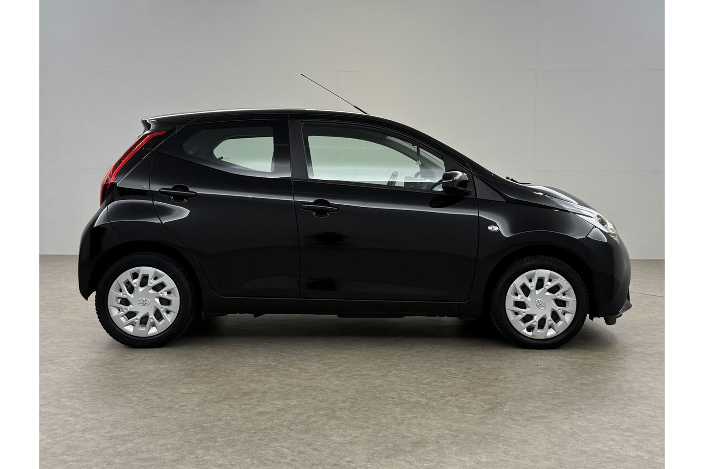 Toyota Aygo 1.0 VVT-i x-play Airco LED Cruise Camera Navigatie Elektrpakket