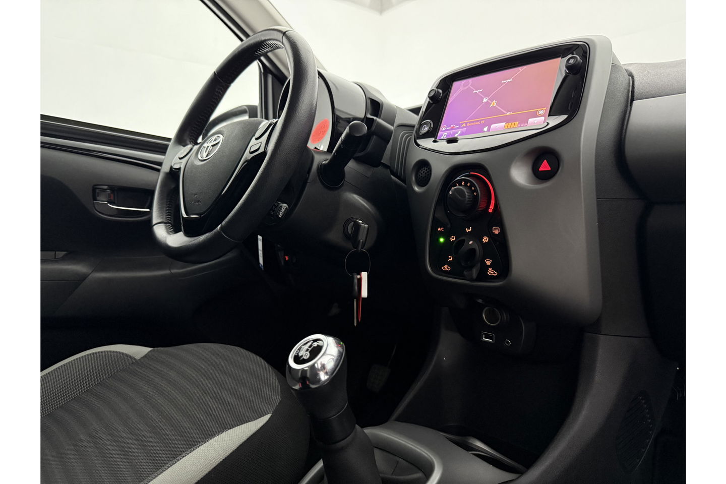 Toyota Aygo 1.0 VVT-i x-play Airco LED Cruise Camera Navigatie Elektrpakket