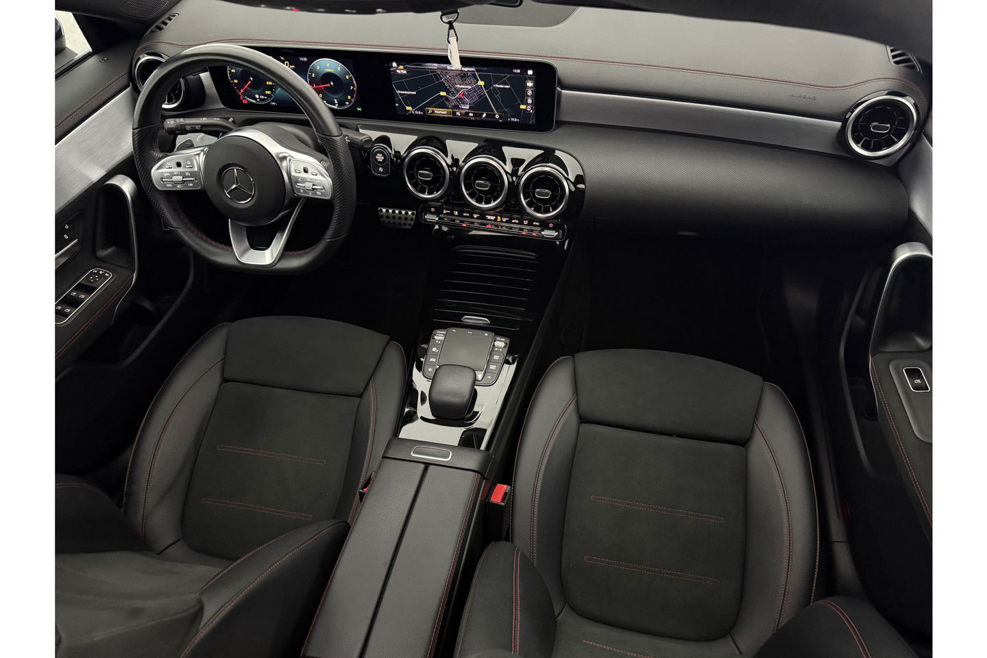 Mercedes-Benz CLA-Klasse 180 AMG Pano LED Trekhaak Virtual Camera Carplay Cruise Clima Navi PDC 18"LMV