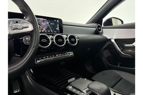 Mercedes-Benz CLA-Klasse 180 AMG Pano LED Trekhaak Virtual Camera Carplay Cruise Clima Navi PDC 18"LMV