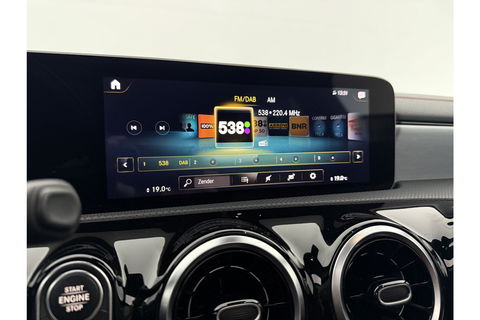 Mercedes-Benz CLA-Klasse 180 AMG Pano LED Trekhaak Virtual Camera Carplay Cruise Clima Navi PDC 18"LMV
