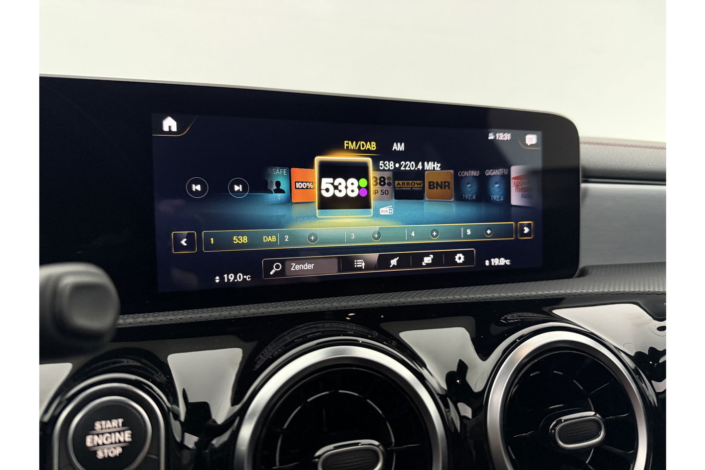 Mercedes-Benz CLA-Klasse 180 AMG Pano LED Trekhaak Virtual Camera Carplay Cruise Clima Navi PDC 18"LMV