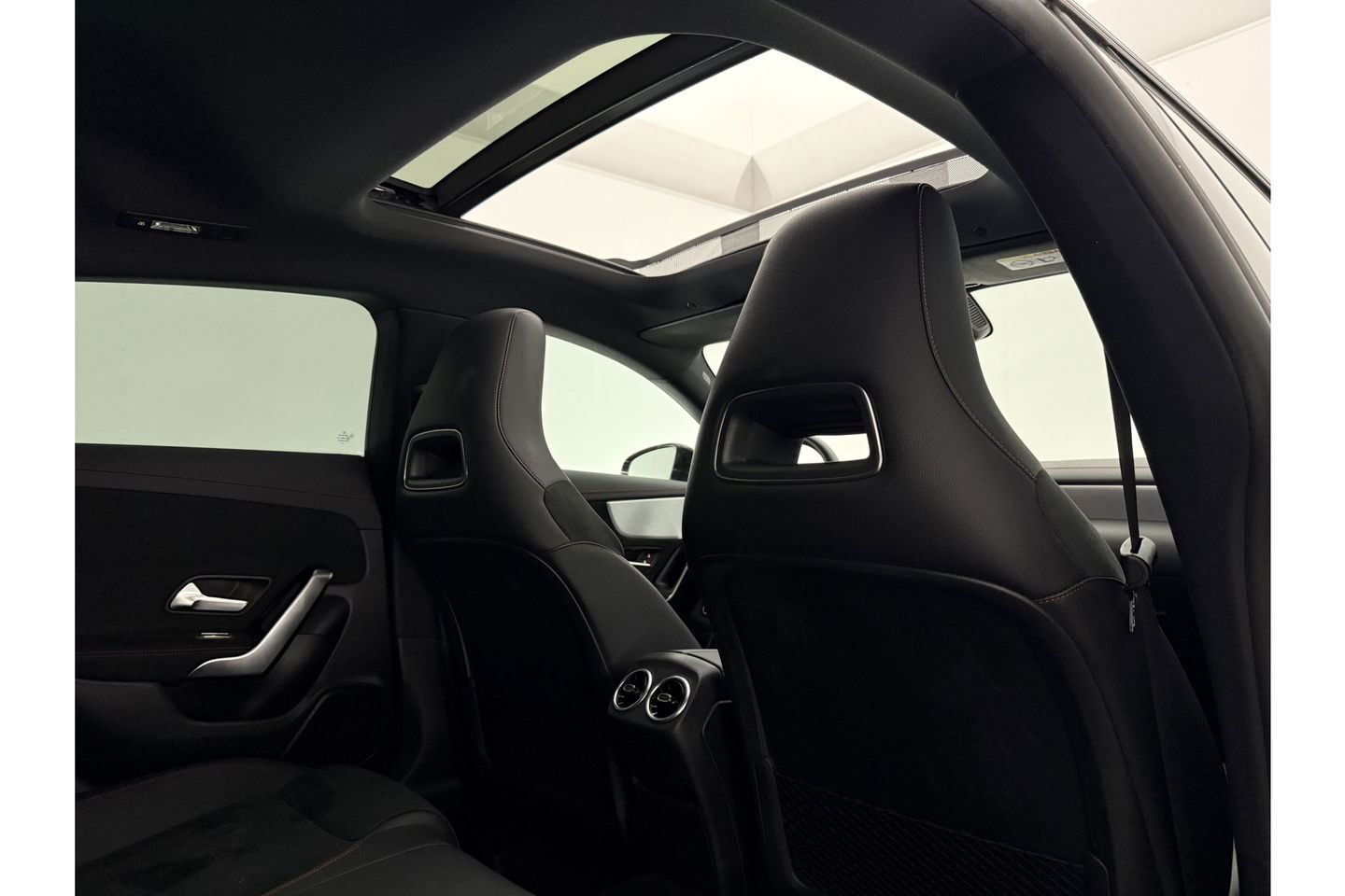 Mercedes-Benz CLA-Klasse 180 AMG Pano LED Trekhaak Virtual Camera Carplay Cruise Clima Navi PDC 18"LMV
