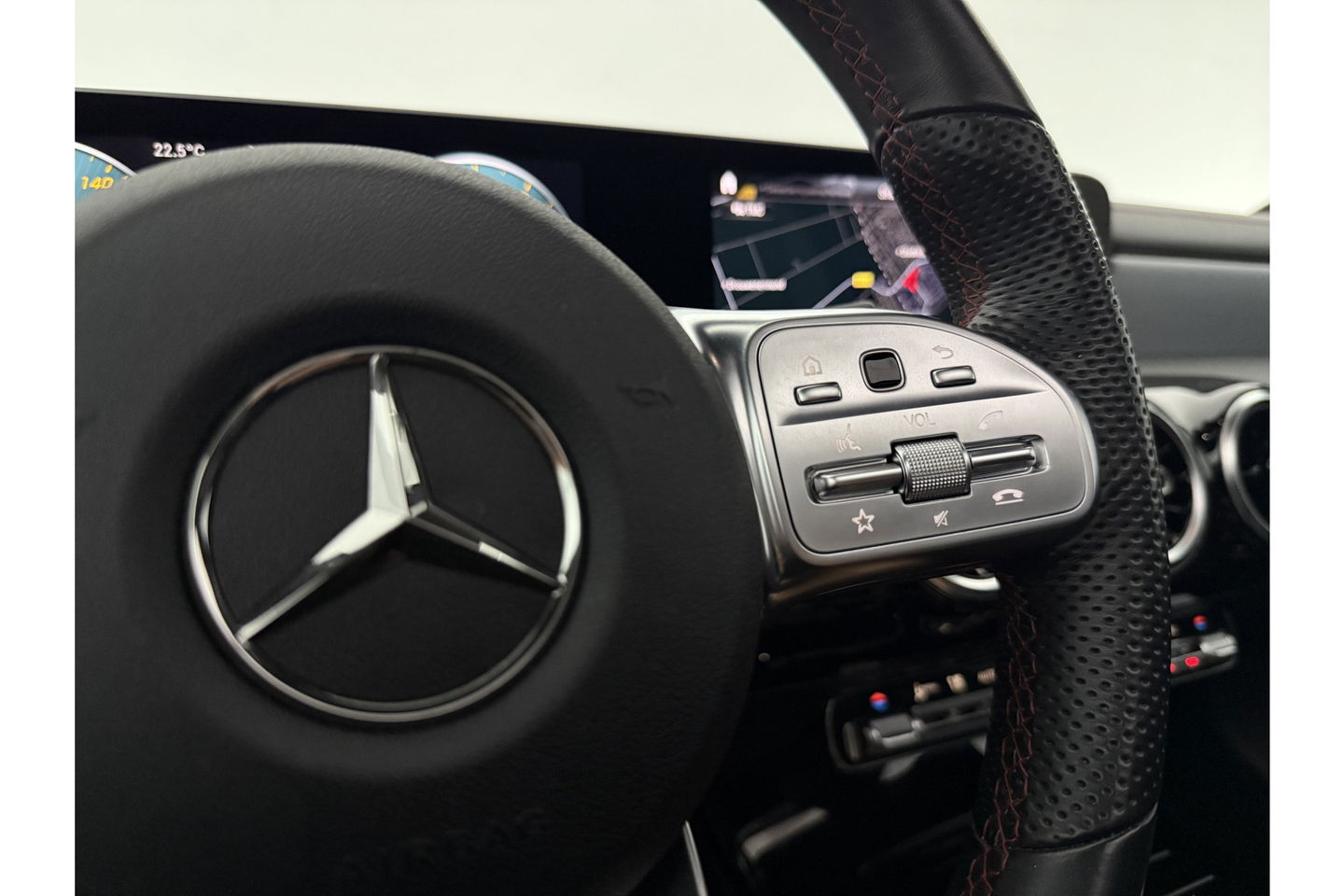 Mercedes-Benz CLA-Klasse 180 AMG Pano LED Trekhaak Virtual Camera Carplay Cruise Clima Navi PDC 18"LMV