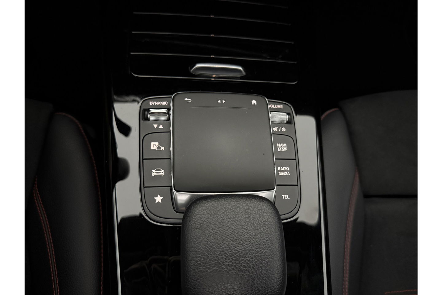 Mercedes-Benz CLA-Klasse 180 AMG Pano LED Trekhaak Virtual Camera Carplay Cruise Clima Navi PDC 18"LMV