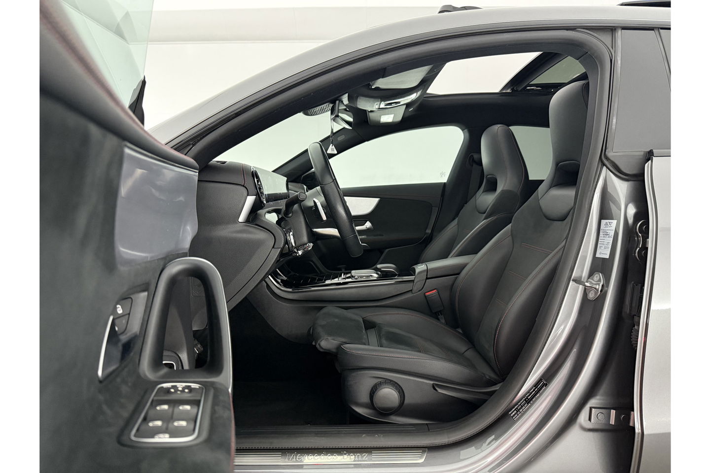 Mercedes-Benz CLA-Klasse 180 AMG Pano LED Trekhaak Virtual Camera Carplay Cruise Clima Navi PDC 18"LMV