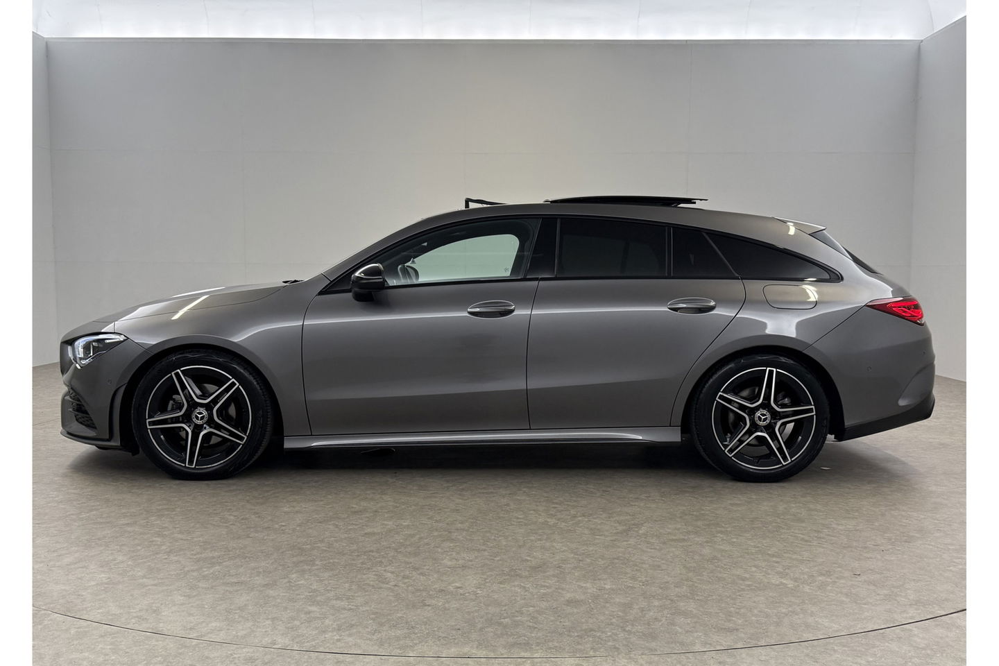 Mercedes-Benz CLA-Klasse 180 AMG Pano LED Trekhaak Virtual Camera Carplay Cruise Clima Navi PDC 18"LMV