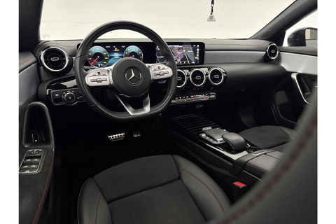 Mercedes-Benz CLA-Klasse 180 AMG Pano LED Trekhaak Virtual Camera Carplay Cruise Clima Navi PDC 18"LMV