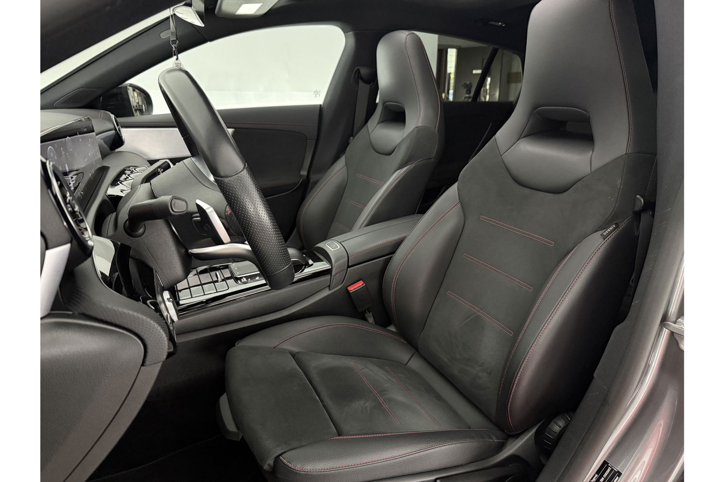 Mercedes-Benz CLA-Klasse 180 AMG Pano LED Trekhaak Virtual Camera Carplay Cruise Clima Navi PDC 18"LMV