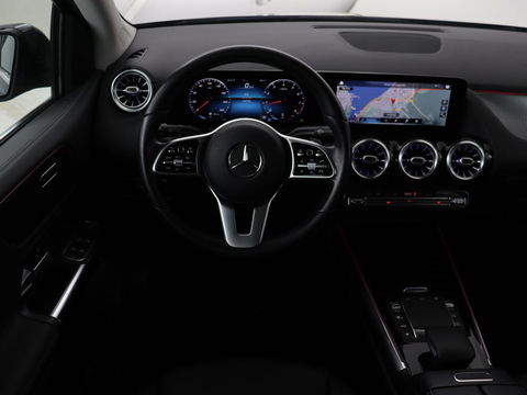 Mercedes-Benz B-Klasse 180 Business Solution Luxury | Leder | Trekhaak | Stoelverwarming | Camera | Navigatie | Full LED | Park Assist | Sfeerverlichting | Widescreen