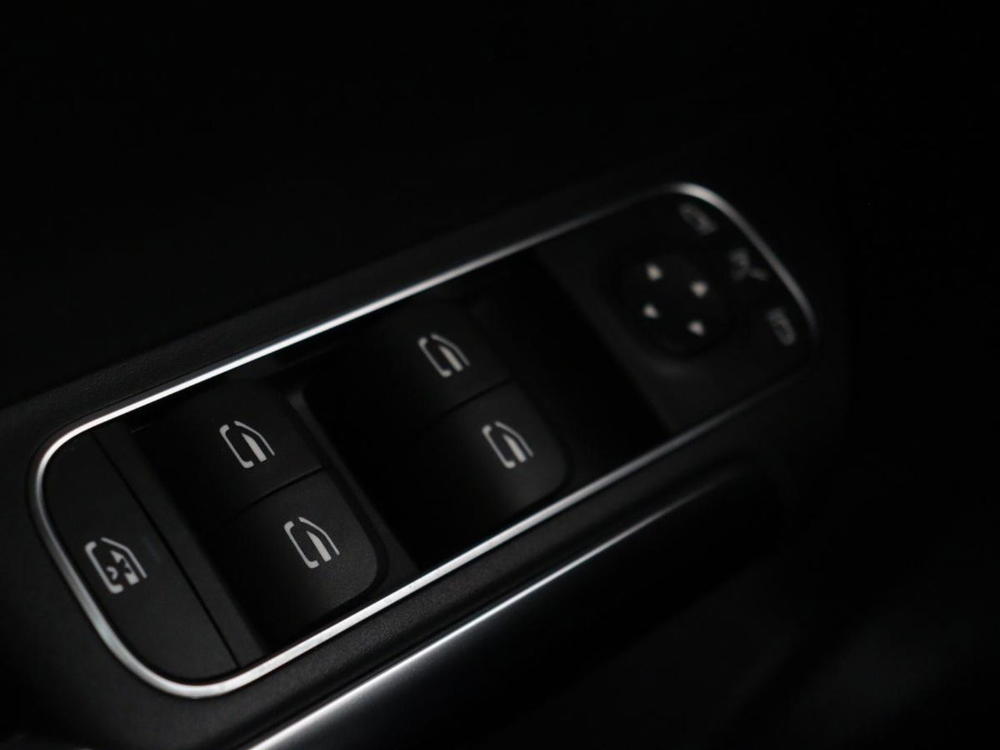Mercedes-Benz B-Klasse 180 Business Solution Luxury | Leder | Trekhaak | Stoelverwarming | Camera | Navigatie | Full LED | Park Assist | Sfeerverlichting | Widescreen