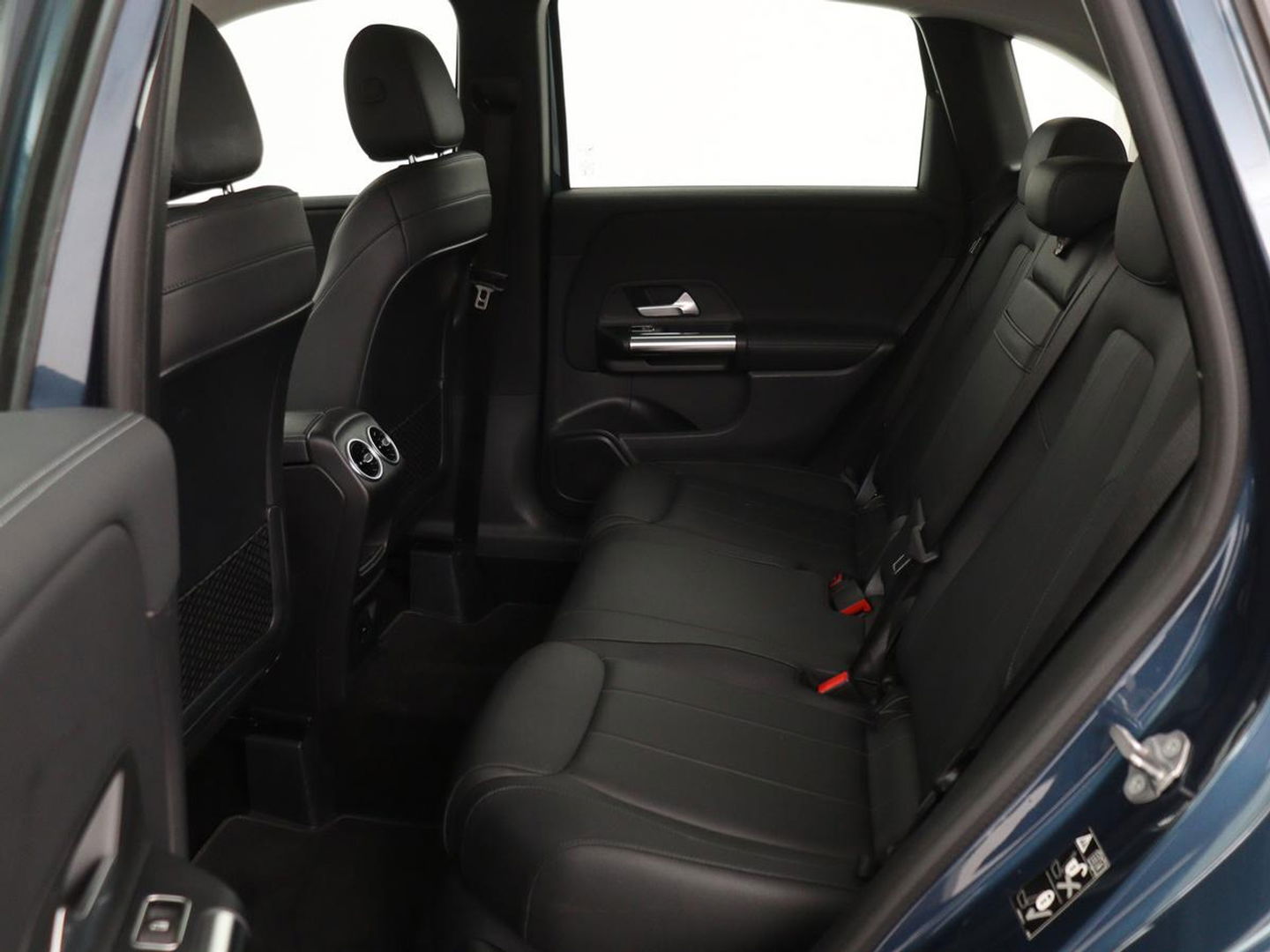 Mercedes-Benz B-Klasse 180 Business Solution Luxury | Leder | Trekhaak | Stoelverwarming | Camera | Navigatie | Full LED | Park Assist | Sfeerverlichting | Widescreen