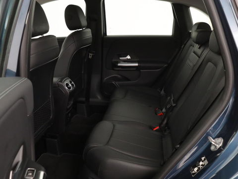 Mercedes-Benz B-Klasse 180 Business Solution Luxury | Leder | Trekhaak | Stoelverwarming | Camera | Navigatie | Full LED | Park Assist | Sfeerverlichting | Widescreen