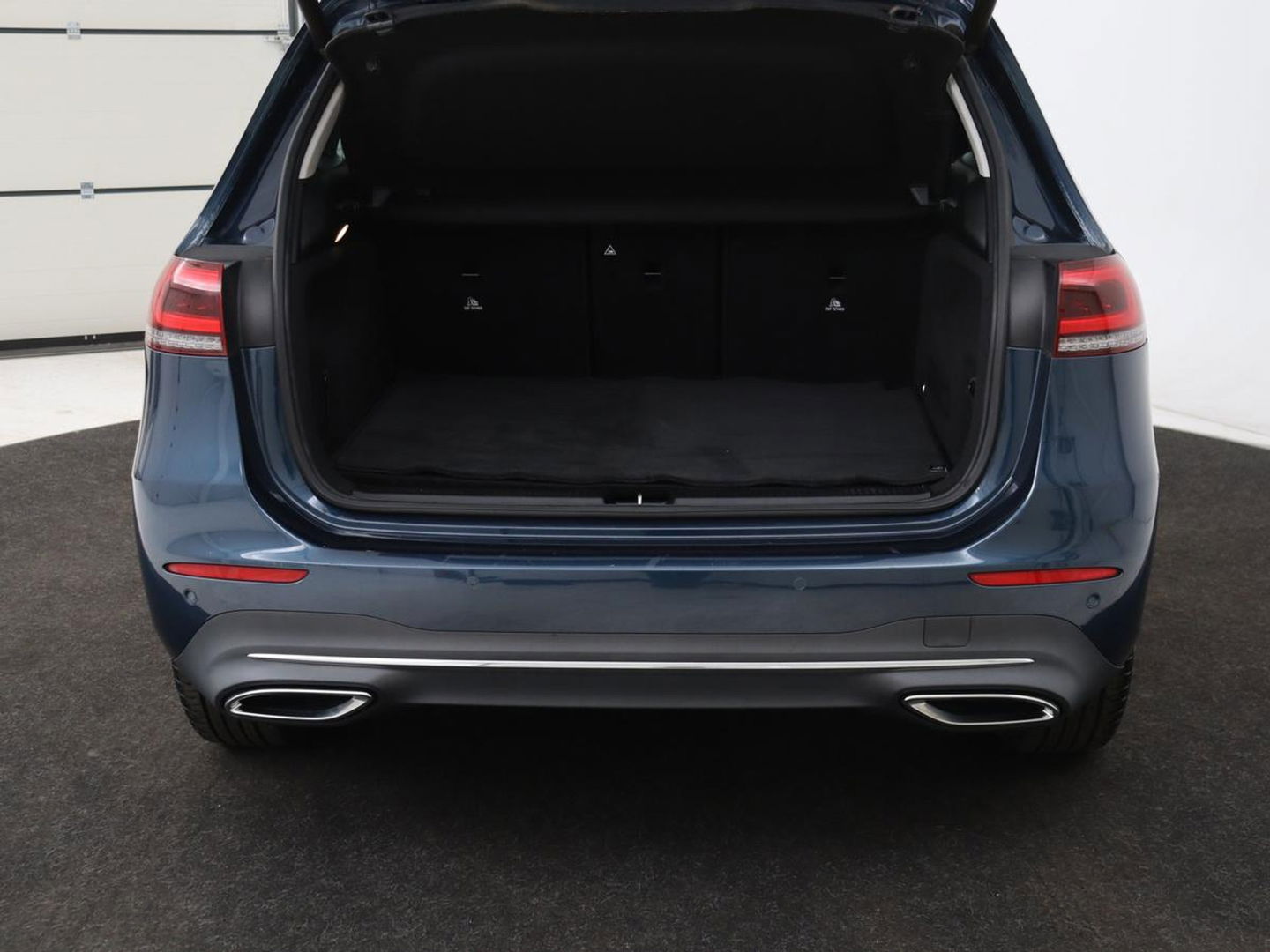 Mercedes-Benz B-Klasse 180 Business Solution Luxury | Leder | Trekhaak | Stoelverwarming | Camera | Navigatie | Full LED | Park Assist | Sfeerverlichting | Widescreen