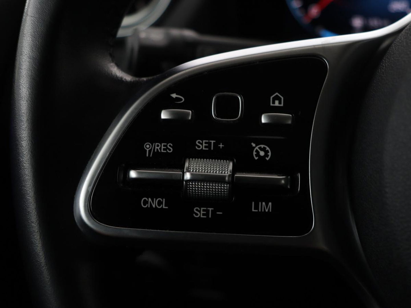 Mercedes-Benz B-Klasse 180 Business Solution Luxury | Leder | Trekhaak | Stoelverwarming | Camera | Navigatie | Full LED | Park Assist | Sfeerverlichting | Widescreen