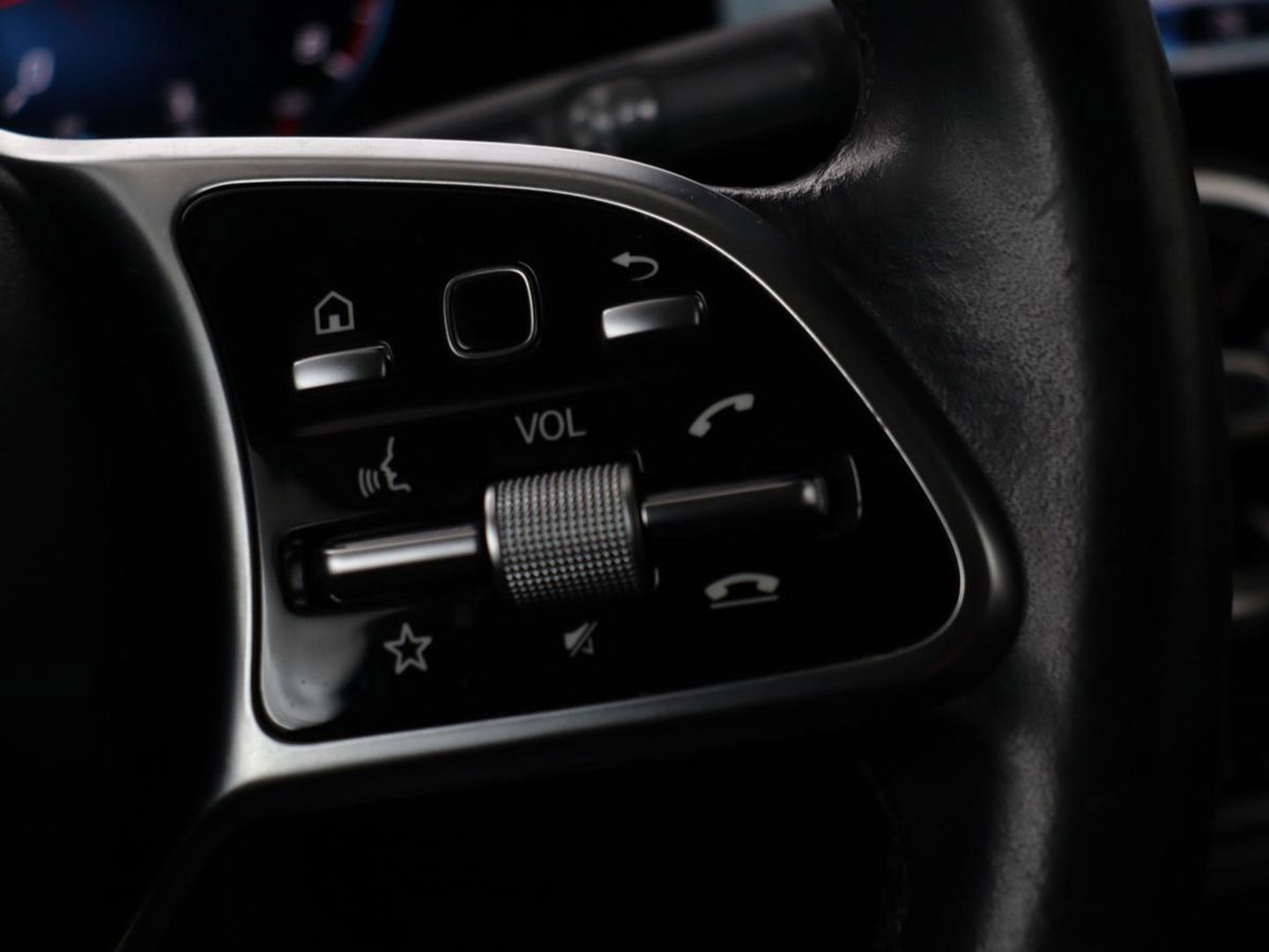 Mercedes-Benz B-Klasse 180 Business Solution Luxury | Leder | Trekhaak | Stoelverwarming | Camera | Navigatie | Full LED | Park Assist | Sfeerverlichting | Widescreen