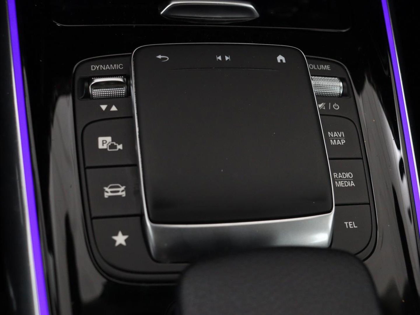 Mercedes-Benz B-Klasse 180 Business Solution Luxury | Leder | Trekhaak | Stoelverwarming | Camera | Navigatie | Full LED | Park Assist | Sfeerverlichting | Widescreen
