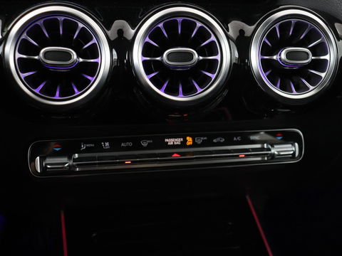 Mercedes-Benz B-Klasse 180 Business Solution Luxury | Leder | Trekhaak | Stoelverwarming | Camera | Navigatie | Full LED | Park Assist | Sfeerverlichting | Widescreen