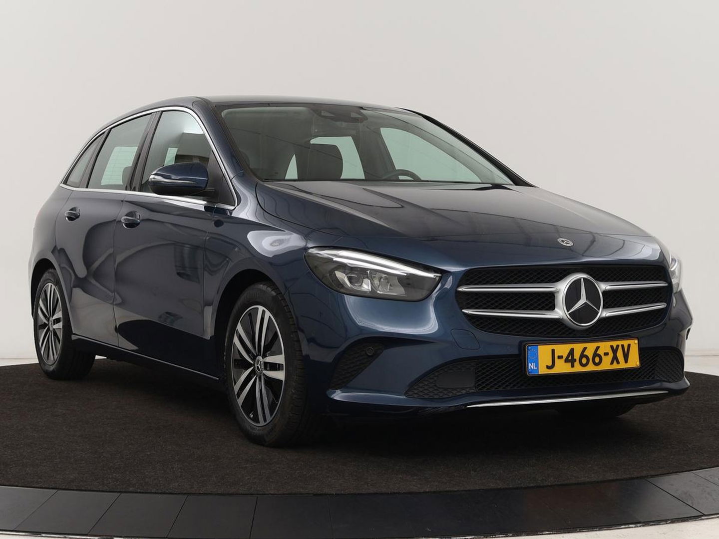Mercedes-Benz B-Klasse 180 Business Solution Luxury | Leder | Trekhaak | Stoelverwarming | Camera | Navigatie | Full LED | Park Assist | Sfeerverlichting | Widescreen