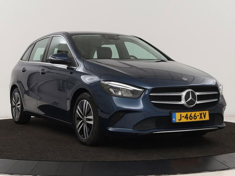 Mercedes-Benz B-Klasse 180 Business Solution Luxury | Leder | Trekhaak | Stoelverwarming | Camera | Navigatie | Full LED | Park Assist | Sfeerverlichting | Widescreen