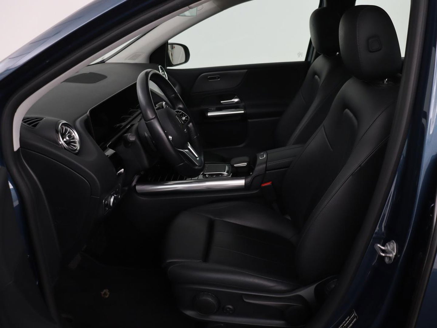 Mercedes-Benz B-Klasse 180 Business Solution Luxury | Leder | Trekhaak | Stoelverwarming | Camera | Navigatie | Full LED | Park Assist | Sfeerverlichting | Widescreen