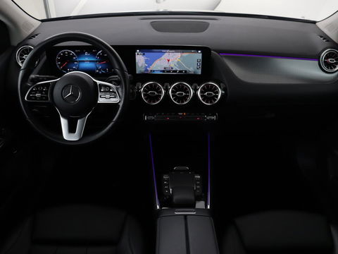 Mercedes-Benz B-Klasse 180 Business Solution Luxury | Leder | Trekhaak | Stoelverwarming | Camera | Navigatie | Full LED | Park Assist | Sfeerverlichting | Widescreen