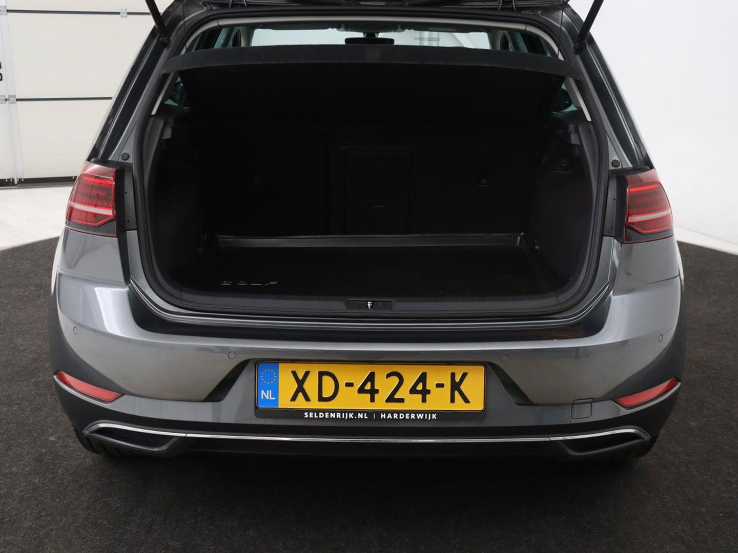 Volkswagen Golf 1.0 TSI Comfortline Business | Stoelverwarming | Camera | Massage | Carplay | Adaptive cruise | Navigatie | Climate control | Getint glas