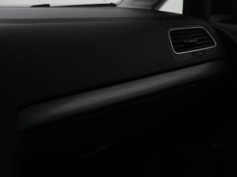 Volkswagen Golf 1.0 TSI Comfortline Business | Stoelverwarming | Camera | Massage | Carplay | Adaptive cruise | Navigatie | Climate control | Getint glas