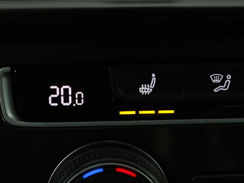 Volkswagen Golf 1.0 TSI Comfortline Business | Stoelverwarming | Camera | Massage | Carplay | Adaptive cruise | Navigatie | Climate control | Getint glas