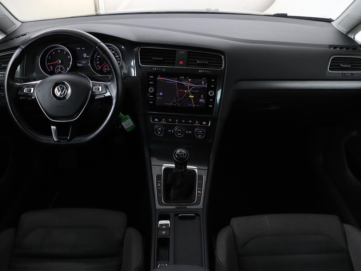 Volkswagen Golf 1.0 TSI Comfortline Business | Stoelverwarming | Camera | Massage | Carplay | Adaptive cruise | Navigatie | Climate control | Getint glas