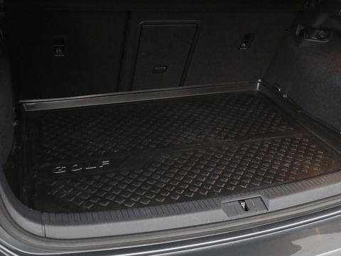 Volkswagen Golf 1.0 TSI Comfortline Business | Stoelverwarming | Camera | Massage | Carplay | Adaptive cruise | Navigatie | Climate control | Getint glas