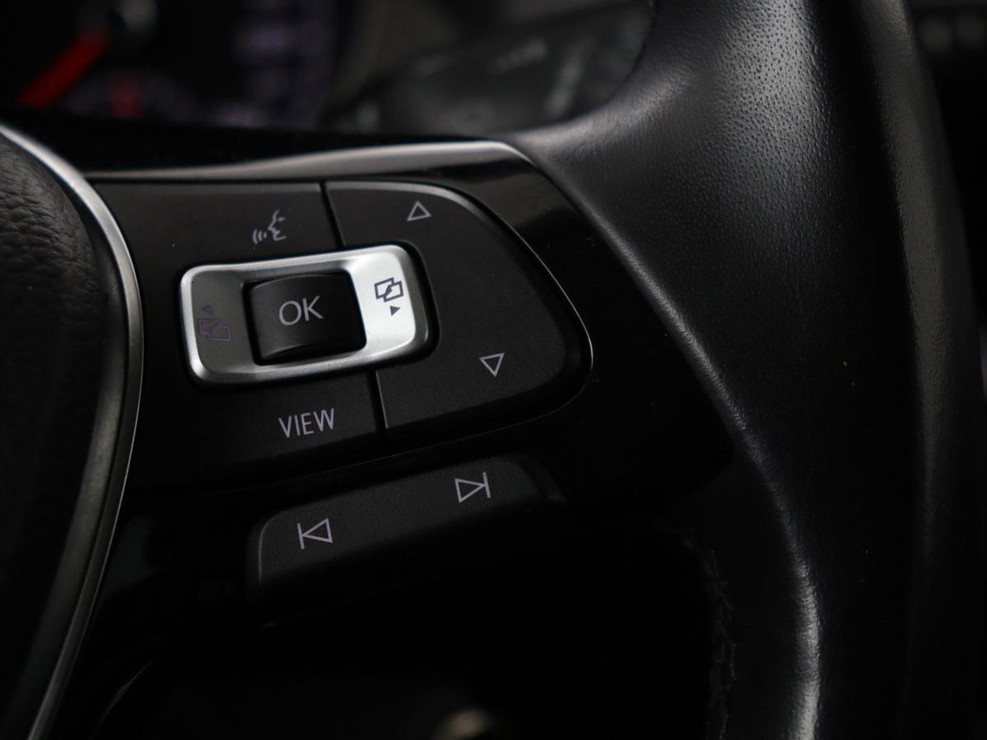 Volkswagen Golf 1.0 TSI Comfortline Business | Stoelverwarming | Camera | Massage | Carplay | Adaptive cruise | Navigatie | Climate control | Getint glas