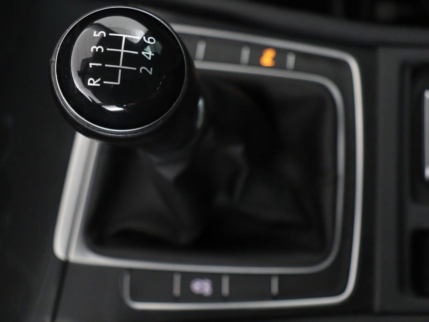 Volkswagen Golf 1.0 TSI Comfortline Business | Stoelverwarming | Camera | Massage | Carplay | Adaptive cruise | Navigatie | Climate control | Getint glas