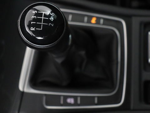 Volkswagen Golf 1.0 TSI Comfortline Business | Stoelverwarming | Camera | Massage | Carplay | Adaptive cruise | Navigatie | Climate control | Getint glas