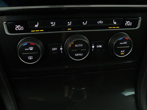 Volkswagen Golf 1.0 TSI Comfortline Business | Stoelverwarming | Camera | Massage | Carplay | Adaptive cruise | Navigatie | Climate control | Getint glas