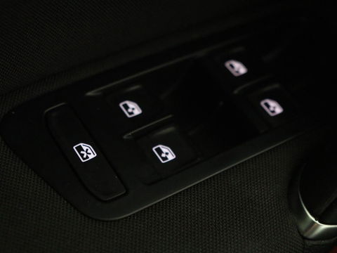 Volkswagen Golf 1.0 TSI Comfortline Business | Stoelverwarming | Camera | Massage | Carplay | Adaptive cruise | Navigatie | Climate control | Getint glas