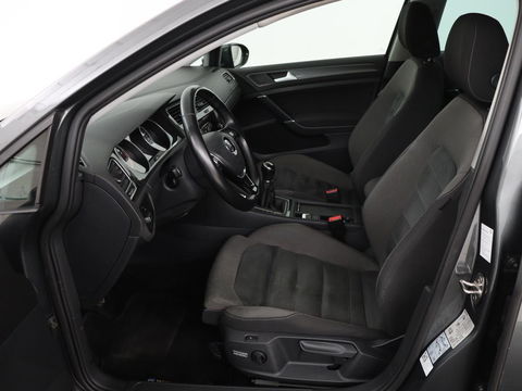 Volkswagen Golf 1.0 TSI Comfortline Business | Stoelverwarming | Camera | Massage | Carplay | Adaptive cruise | Navigatie | Climate control | Getint glas