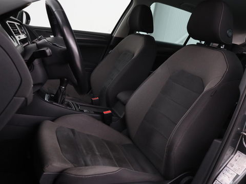 Volkswagen Golf 1.0 TSI Comfortline Business | Stoelverwarming | Camera | Massage | Carplay | Adaptive cruise | Navigatie | Climate control | Getint glas