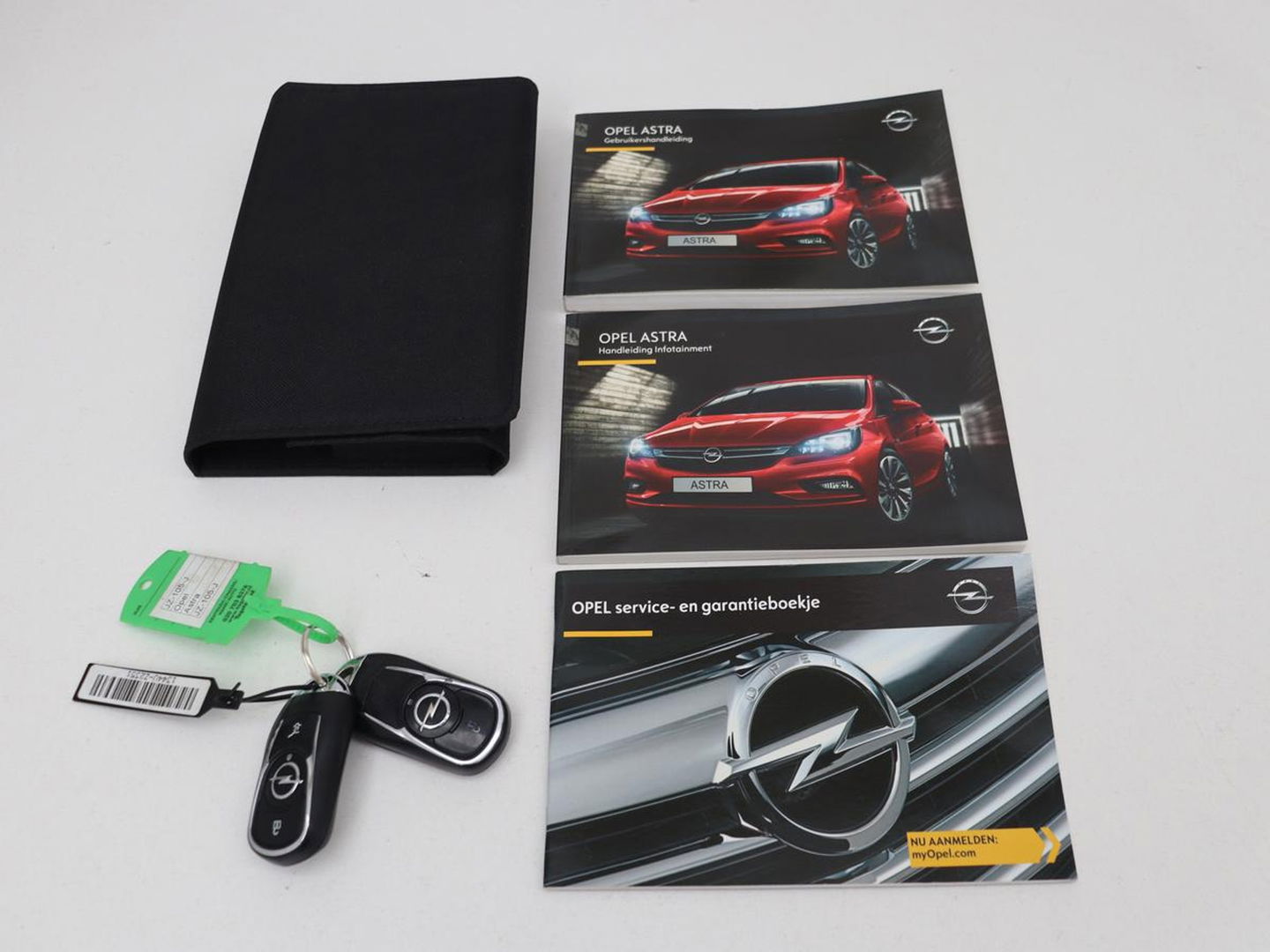Opel Astra 1.4 Turbo Innovation | Leder | Stoel & stuurverwarming | Trekhaak | Matrix LED | Carplay | Navigatie | Keyless | Camera | Achterbankverwarming | Climate control | Comfortstoelen | Cruise control