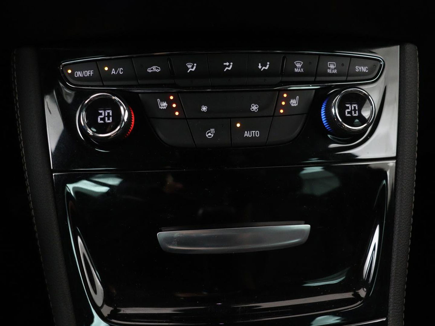Opel Astra 1.4 Turbo Innovation | Leder | Stoel & stuurverwarming | Trekhaak | Matrix LED | Carplay | Navigatie | Keyless | Camera | Achterbankverwarming | Climate control | Comfortstoelen | Cruise control