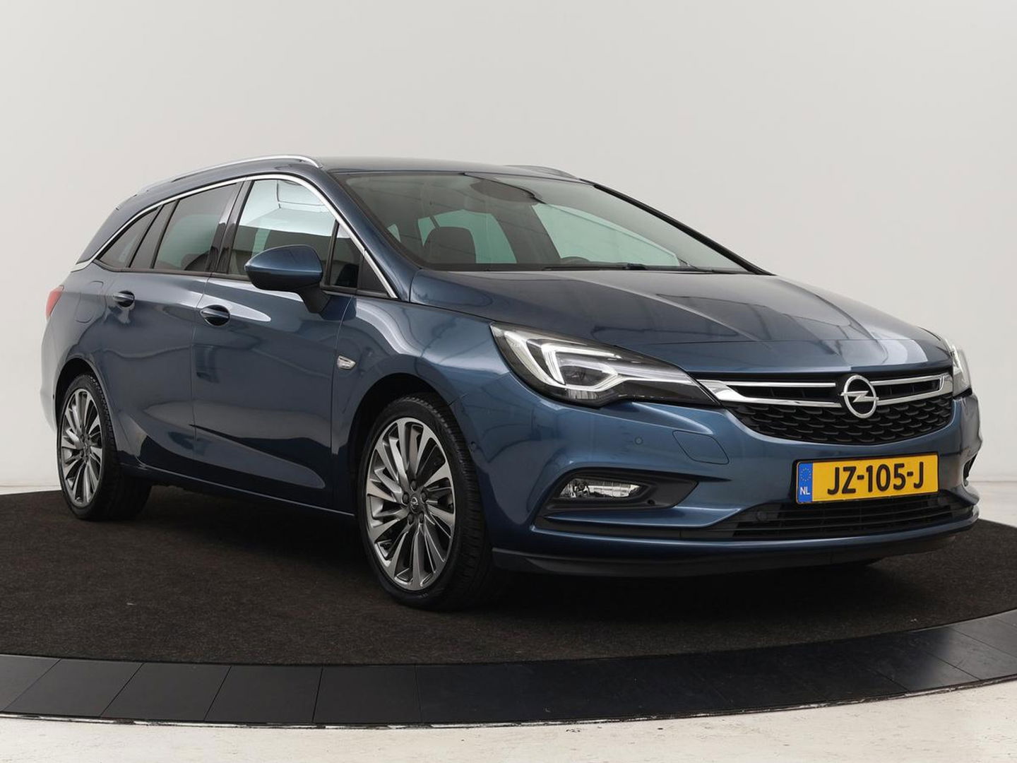 Opel Astra 1.4 Turbo Innovation | Leder | Stoel & stuurverwarming | Trekhaak | Matrix LED | Carplay | Navigatie | Keyless | Camera | Achterbankverwarming | Climate control | Comfortstoelen | Cruise control